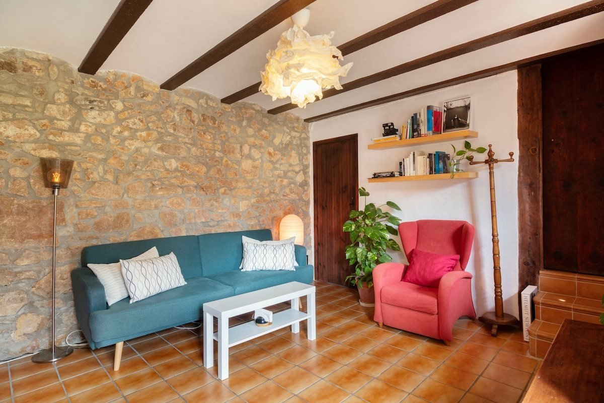 Salon con pared de piedra