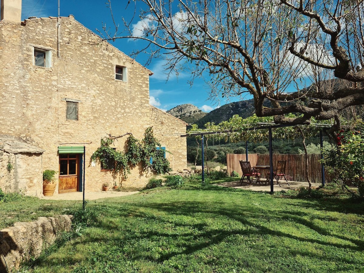 Exterior de la masia La Llar del Maestrat
